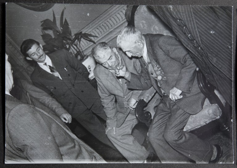Reggio Emilia, 1955, Sala del Tricolore, Festeggiamenti per l'80° di Alcide Cervi, Alcide Cervi a colloquio